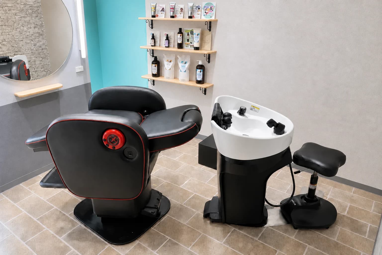 オリジナル商品を並べた棚と、リクライニングしたセット椅子、移動式シャンプー台が並ぶ店内