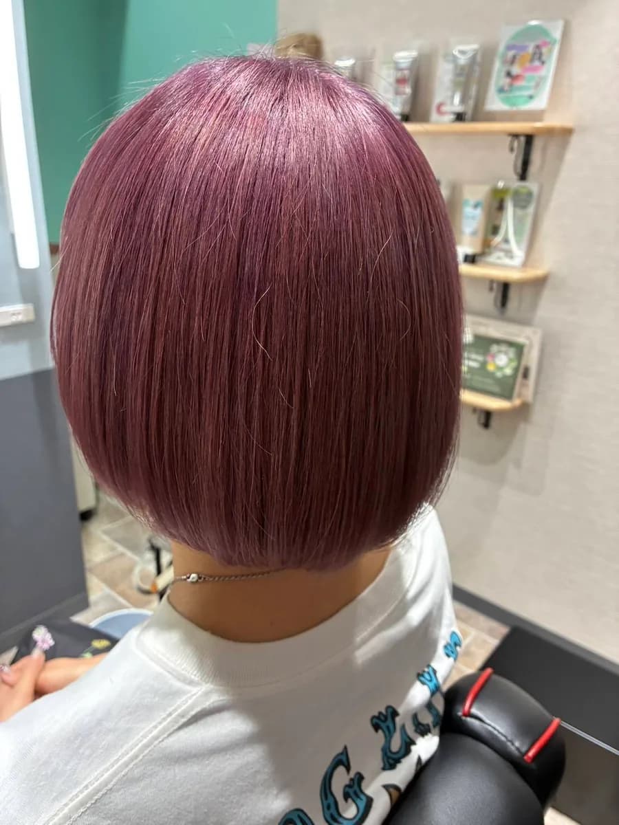ラベンダーピンクにカラーしたボブの後ろ姿
